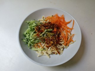 15、凉拌黄瓜百叶丝,放入碗中作料