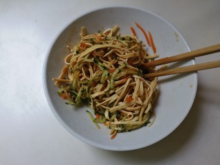 16、凉拌黄瓜百叶丝,拌匀