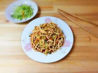 17、凉拌黄瓜百叶丝,装入盘中