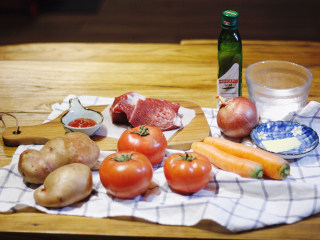 1、RUSSIA，牛肉罗宋汤,准备好所有材料