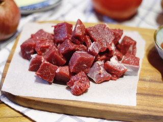 2、RUSSIA，牛肉罗宋汤,牛肉切小块儿备用