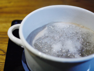 3、RUSSIA，牛肉罗宋汤,冷水入锅，倒入牛肉，大火烧至滚开，除去牛肉血沫。将牛肉捞出，冲洗干净沥干