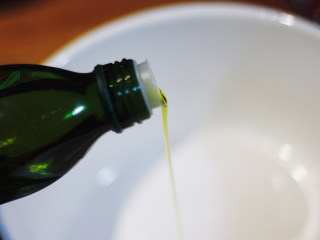 8、RUSSIA，牛肉罗宋汤,另起一锅，倒入一点植物油，再加入一小片黄油加热