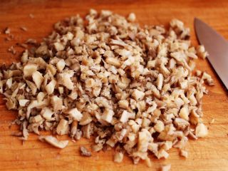 2、蘑菇海虹麦穗包,蘑菇去除根部后，洗净纳干水分用刀切碎。