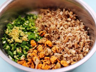 5、蘑菇海虹麦穗包,把切好的蘑菇和韭菜，海虹肉和姜末放到一个大一点的盆子里。