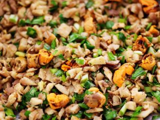 9、蘑菇海虹麦穗包,把所有的食材都搅拌均匀即可。