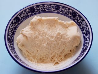 12、蘑菇海虹麦穗包,醒发好的面团呈蜂窝状。