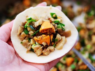 15、蘑菇海虹麦穗包,面皮里放入适量的馅料。