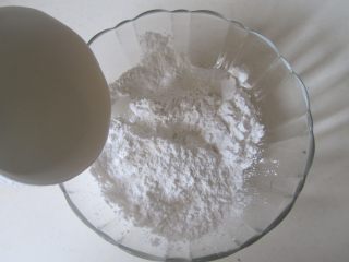 2、桂花豆沙莲子米酒汤圆,汤圆粉中加入适量的水;
