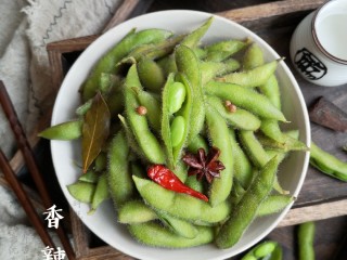 12、香辣毛豆,浸泡好的毛豆沥水后装盘。