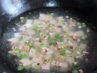 8、荠菜肉末豆腐羹,倒入适量的水烧开