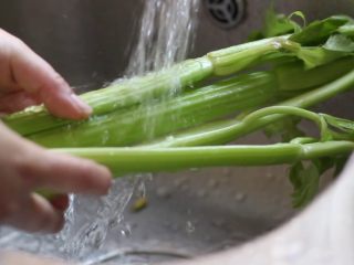 1、绿色美食+腰果西芹开胃炒,西芹清洗干净。