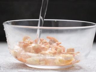 2、绿色美食+腰果西芹开胃炒,虾米用清水冲去杂质，用温水浸泡至软。