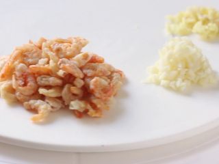 3、绿色美食+腰果西芹开胃炒,虾米捞出沥水备用，蒜蓉姜末备用。