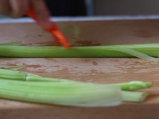 4、绿色美食+腰果西芹开胃炒,西芹去皮