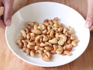 9、绿色美食+腰果西芹开胃炒,腰果沥油，装盘备用。