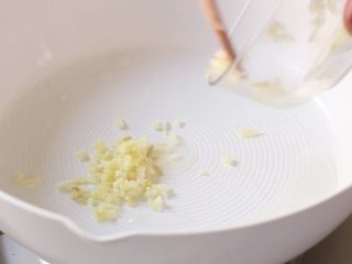 10、绿色美食+腰果西芹开胃炒,热锅加入油，将蒜蓉姜末煸香。