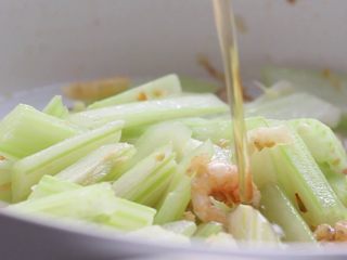 13、绿色美食+腰果西芹开胃炒,淋入料酒。