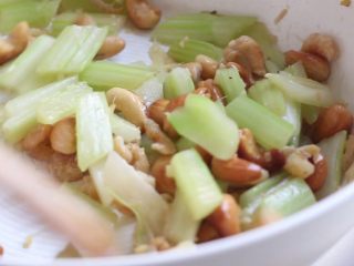 15、绿色美食+腰果西芹开胃炒,加入腰果略翻炒。