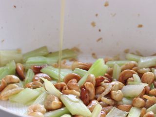 16、绿色美食+腰果西芹开胃炒,出锅前淋上芝麻香油。