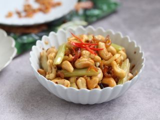 17、绿色美食+腰果西芹开胃炒,装碗后点缀上红椒丝，一道美味的西芹腰果开胃炒就做好了。