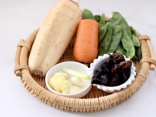 1、清爽营养的小炒鲜,首先备齐所有的食材，木耳提前洗净泡发。