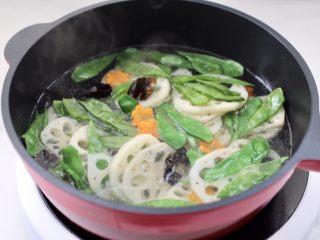 5、清爽营养的小炒鲜,锅中倒入适量的清水烧开后，加入少许盐和食用油，放入藕片和眉豆，胡萝卜和木耳。