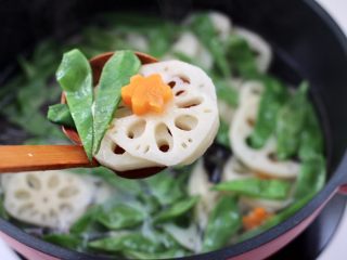 6、清爽营养的小炒鲜,焯至所有食材断生变色后，捞出沥干水分。