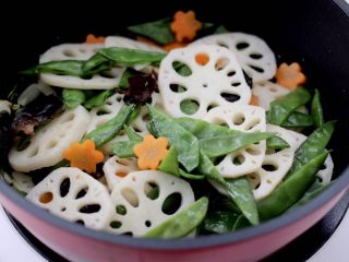 8、清爽营养的小炒鲜,把焯好的食材倒入锅中。