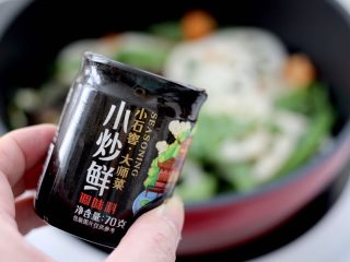 9、清爽营养的小炒鲜,这个时候加入小石窖小炒鲜调料。