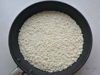 3、益智营养芝麻糊,糯米和粳米淘洗干净，控干水分，放入不沾锅中炒熟。水分一定要提前控干，糯米粘性大，很容易粘锅，最好用不粘锅操作。也可以放入烤箱中小火烤熟。