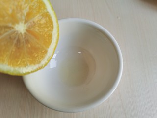 3、凉拌黄瓜卷,将柠檬汁挤入一个小碗里，多少根据个人口味。