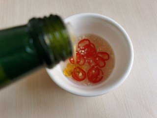 6、凉拌黄瓜卷,最后加入少许生抽和橄榄油。