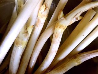 2、凉拌藕带,清洗干净