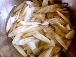 3、凉拌藕带,切斜刀泡水