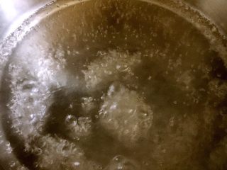 4、凉拌藕带,锅中烧水