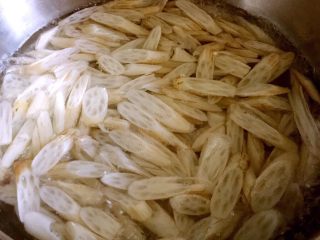 5、凉拌藕带,水开放入藕带煮一、两分钟