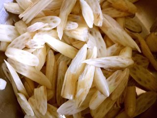 7、凉拌藕带,沥干水份放入盆中