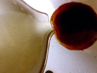 9、凉拌藕带,倒入米醋