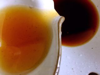 10、凉拌藕带,倒入香油