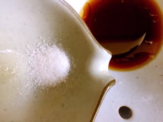 11、凉拌藕带,倒入食盐