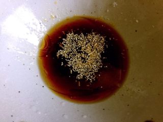 12、凉拌藕带,倒入鸡精