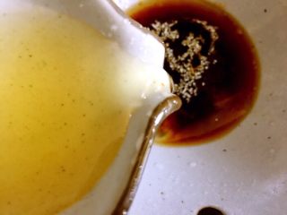 13、凉拌藕带,倒入糖蒜汁（如果没有可以不加）