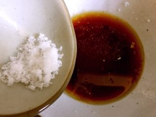 14、凉拌藕带,倒入白糖