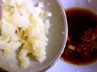 15、凉拌藕带,倒入蒜泥