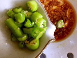 16、凉拌藕带,倒入青椒圈