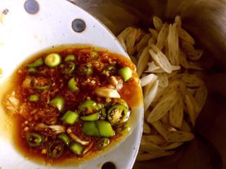 18、凉拌藕带,将调料倒入装有藕带的盆中拌匀