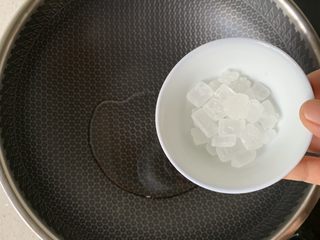 4、番茄炖牛腩,冷油下冰糖，中火炒一下糖色（棕红色）