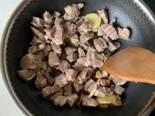 5、番茄炖牛腩,将牛腩倒入翻炒均匀