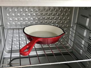 1、简单颜值高—荷兰松饼低卡版,铸铁锅里加入黄油，放进去烤箱，开烤箱210度预热！（烤箱温度不准的开烤以后站到跟前盯着哦）